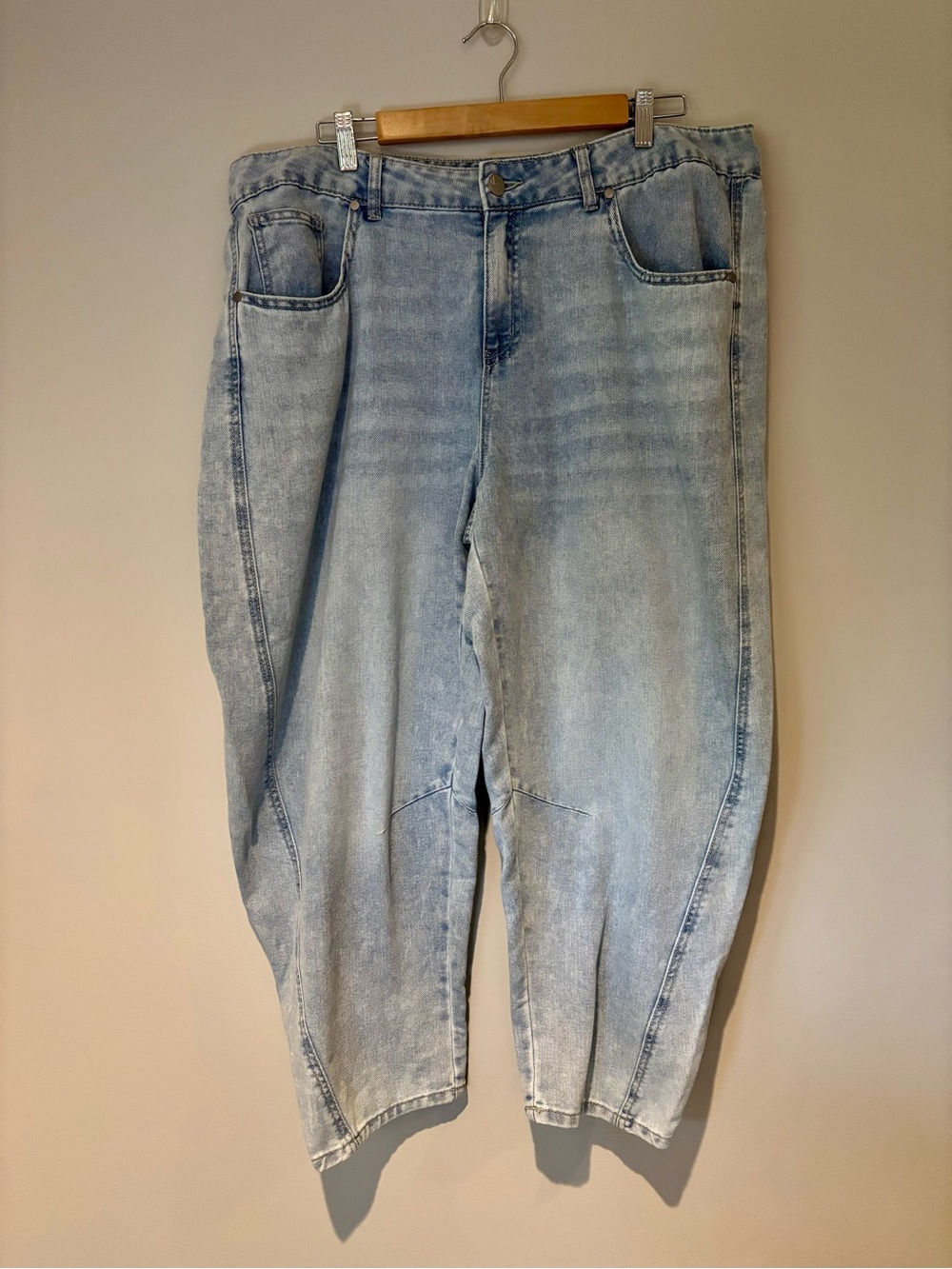 NWT Light Wash Barrel-Leg Jeans | Size 14